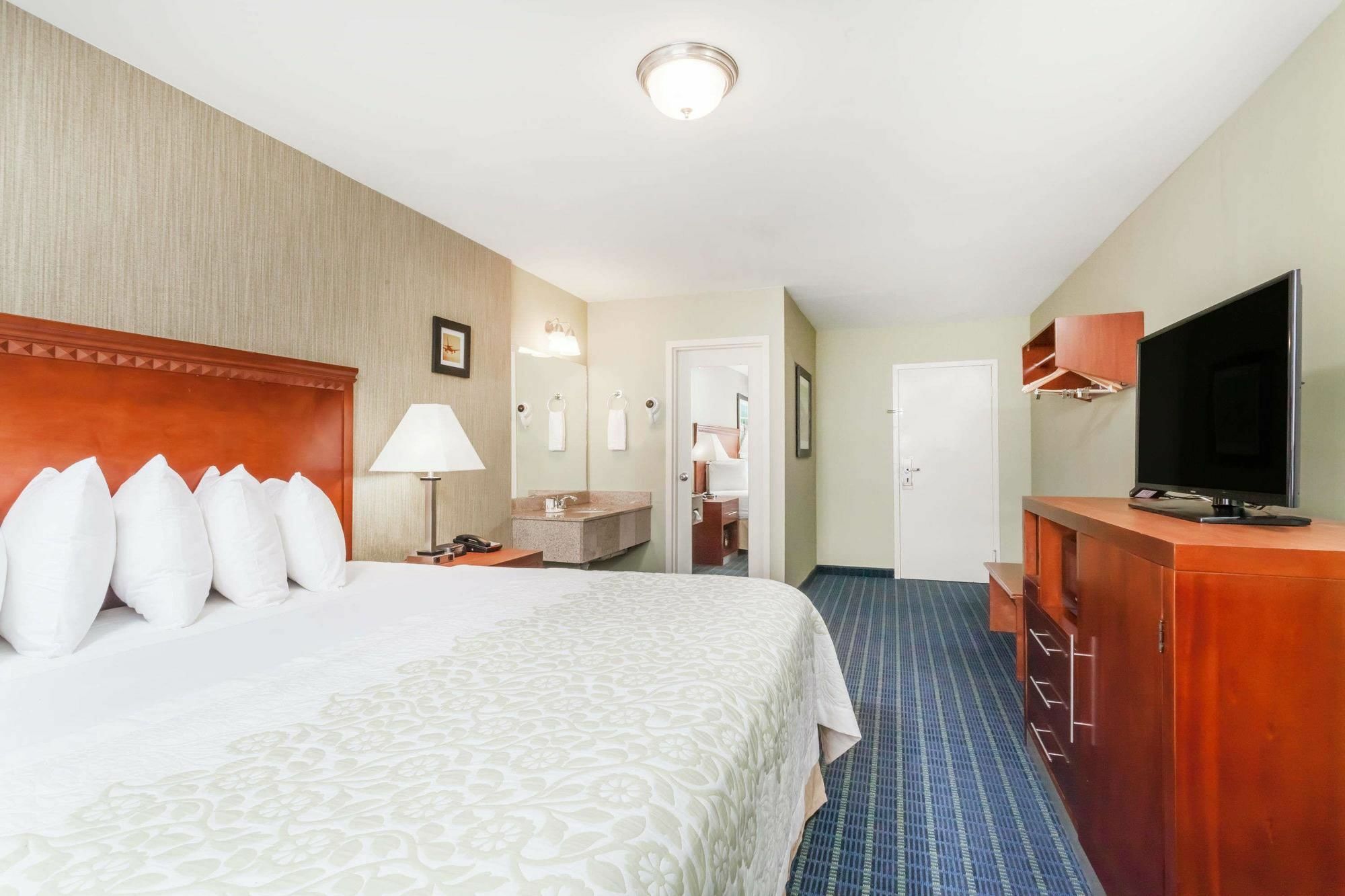 Days Inn By Wyndham Windsor Locks / Bradley Intl Airport מראה חיצוני תמונה