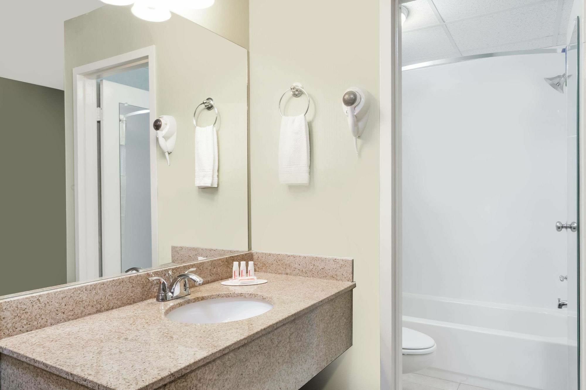 Days Inn By Wyndham Windsor Locks / Bradley Intl Airport מראה חיצוני תמונה