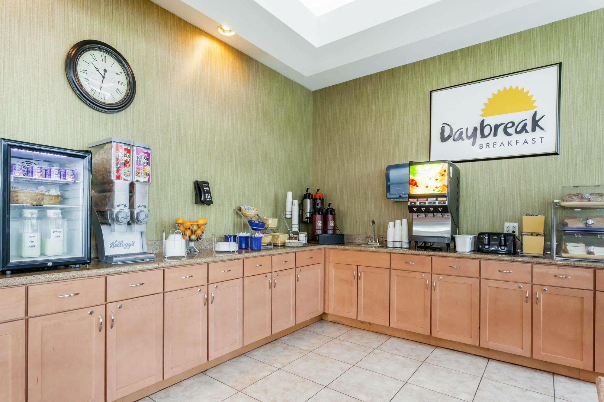 Days Inn By Wyndham Windsor Locks / Bradley Intl Airport מראה חיצוני תמונה